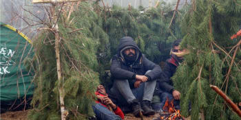 Migranti kácí stromy a vadí lidem. Je to Lukašenkova pomsta EU, říká běloruský expert