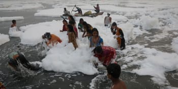 Řeku v Indii pokryla jedovatá pěna. Hinduisté v ní přesto provádějí očistnou koupel