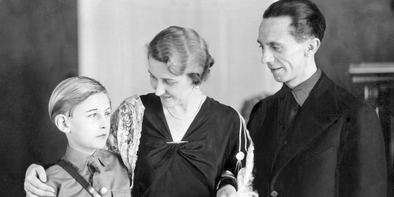 Magda se svým synem z prvního manželství Haraldem. Na snímku je i nevlastní otec Goebbels.