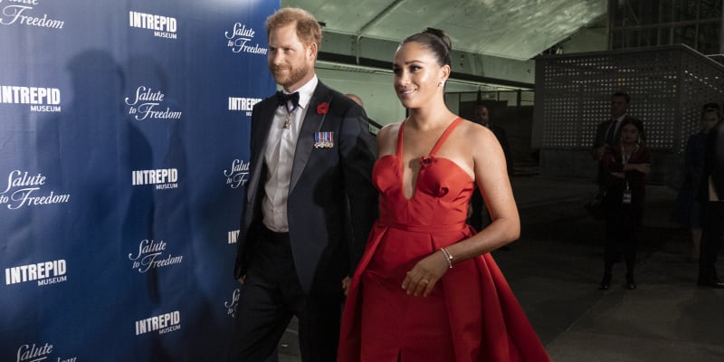 Manželka prince Harryho veřejnost oslnila vyzývavými rudými šaty. 