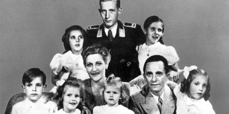 Manželé Goebbelsovi se svými dětmi. Rodina zemřela společně.