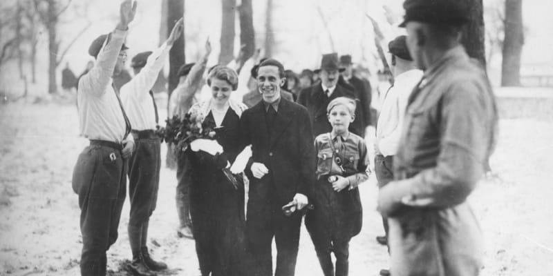 Na svatbě byli novomanželé Goebbelsovi v černém. Za svědka šel Adolf Hitler.