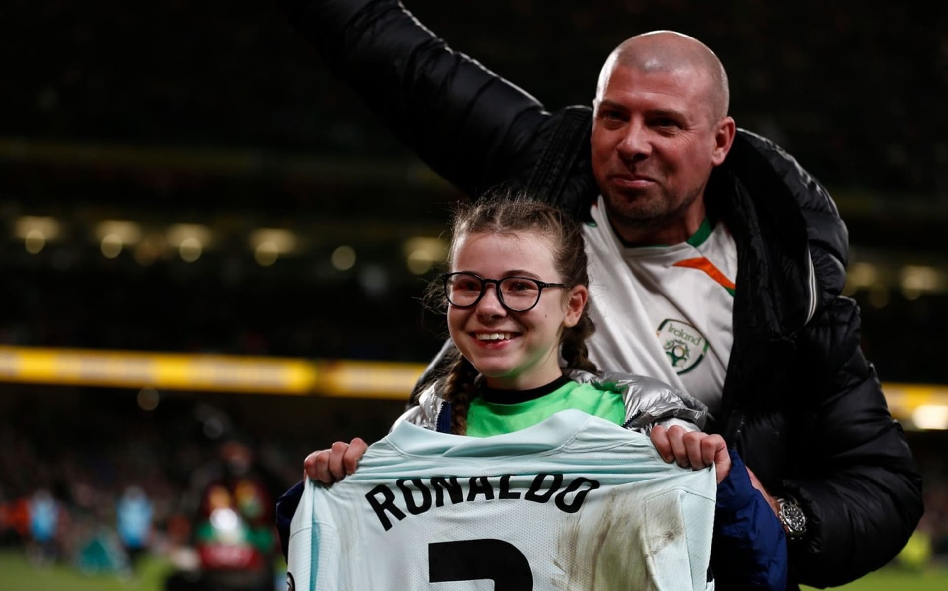 Irská fanynka pózuje s cenným suvenýrem od Cristiana Ronalda.