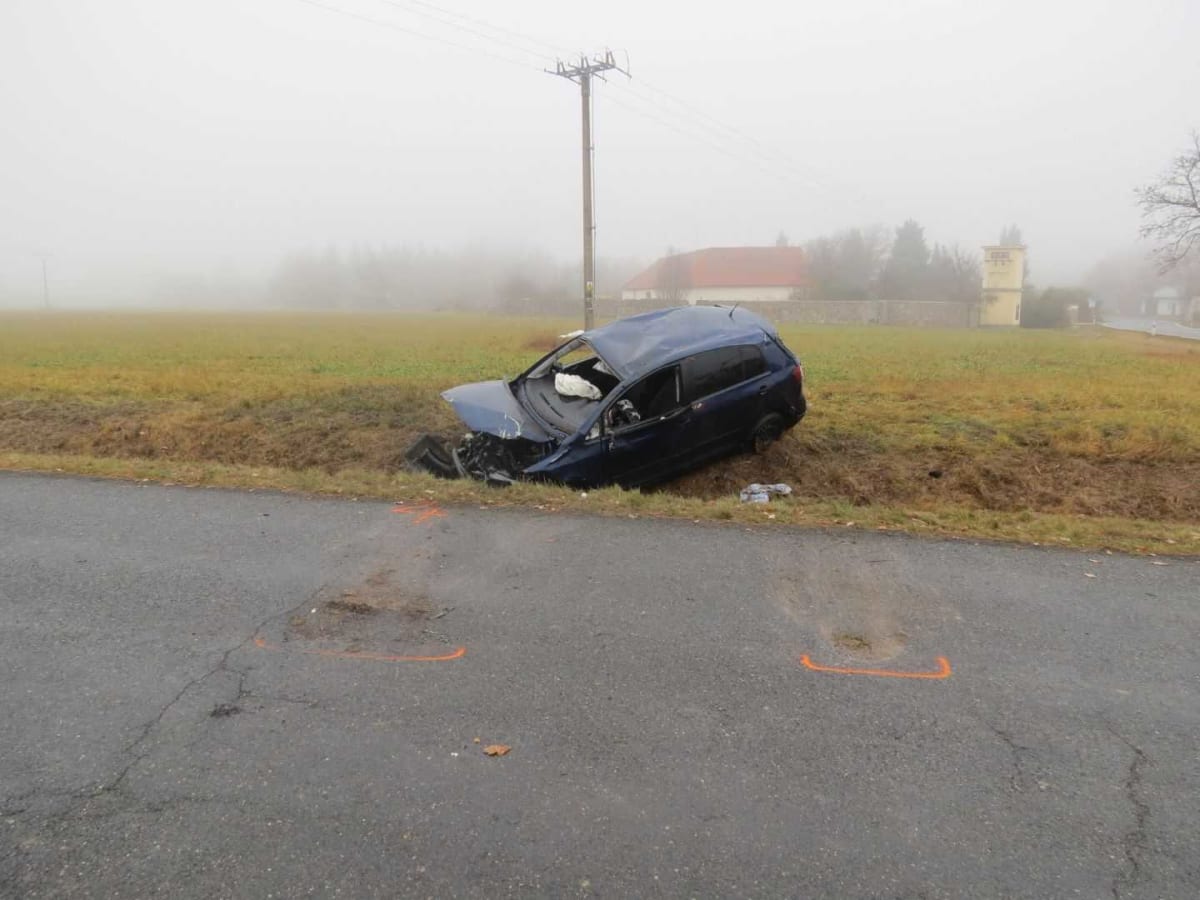Vůz, který po nehodě skončil v příkopu, našel v pátek ráno jeden z motoristů projíždějící obcí.