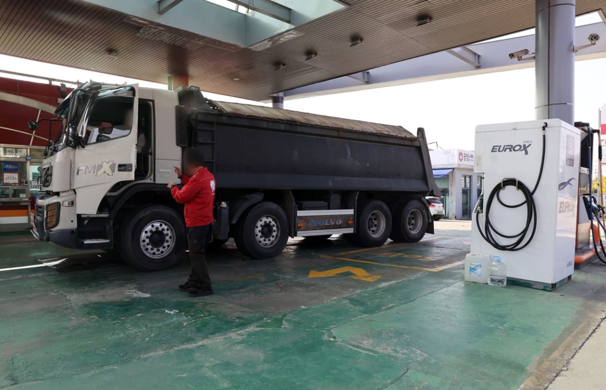 Močovinu nemáme. Obsluha na čerpací stanici nedaleko Soulu musí odmítat řidiče nákladních vozů. Aditivum, které se v Evropě prodává pod názvem AdBlue, je v Jižní Koreji až do konce roku na příděl.