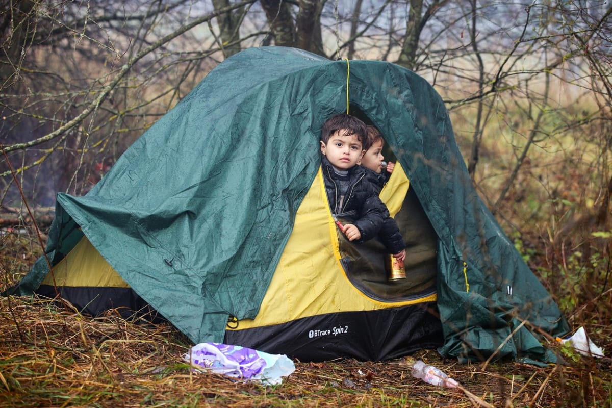 Mnozí uprchlíci přežívají na hranicích ve stanech, jiní jen na chladné zemi.
