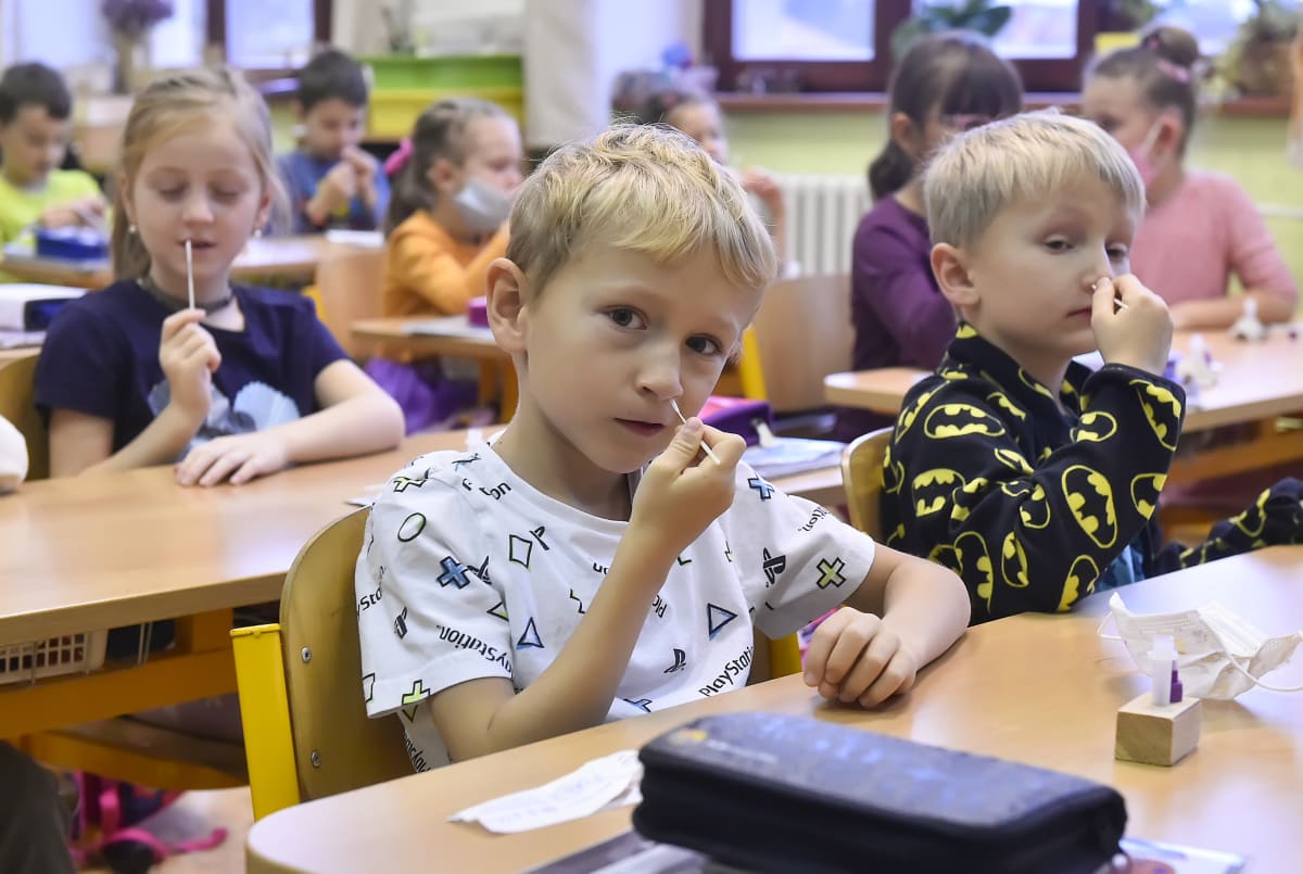 Žáci jedné ze škol na pražském Proseku se po pondělním plošném testování na covid ocitli v karanténě.