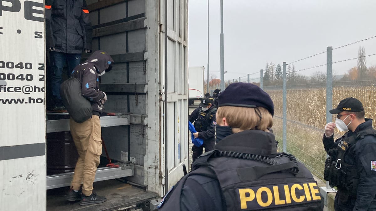 Policisté našli v návěsu kamionu na D1 v Ostrovačicích na Brněnsku 15 migrantů, pravděpodobně z Afghánistánu. 