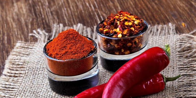 Chilli papričky (Capsicum), pro koření se používá většinou název kajenský pepř, pocházejí ze Střední Ameriky. Indiáni chilli používali při horečkách na snižování teploty, ale také na zvýšení potence.