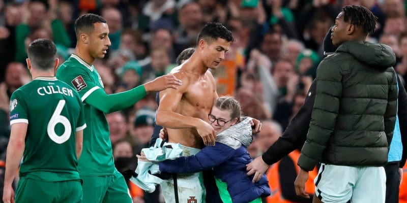 Šťastná irská fanynka, které dal Cristiano Ronaldo dres.