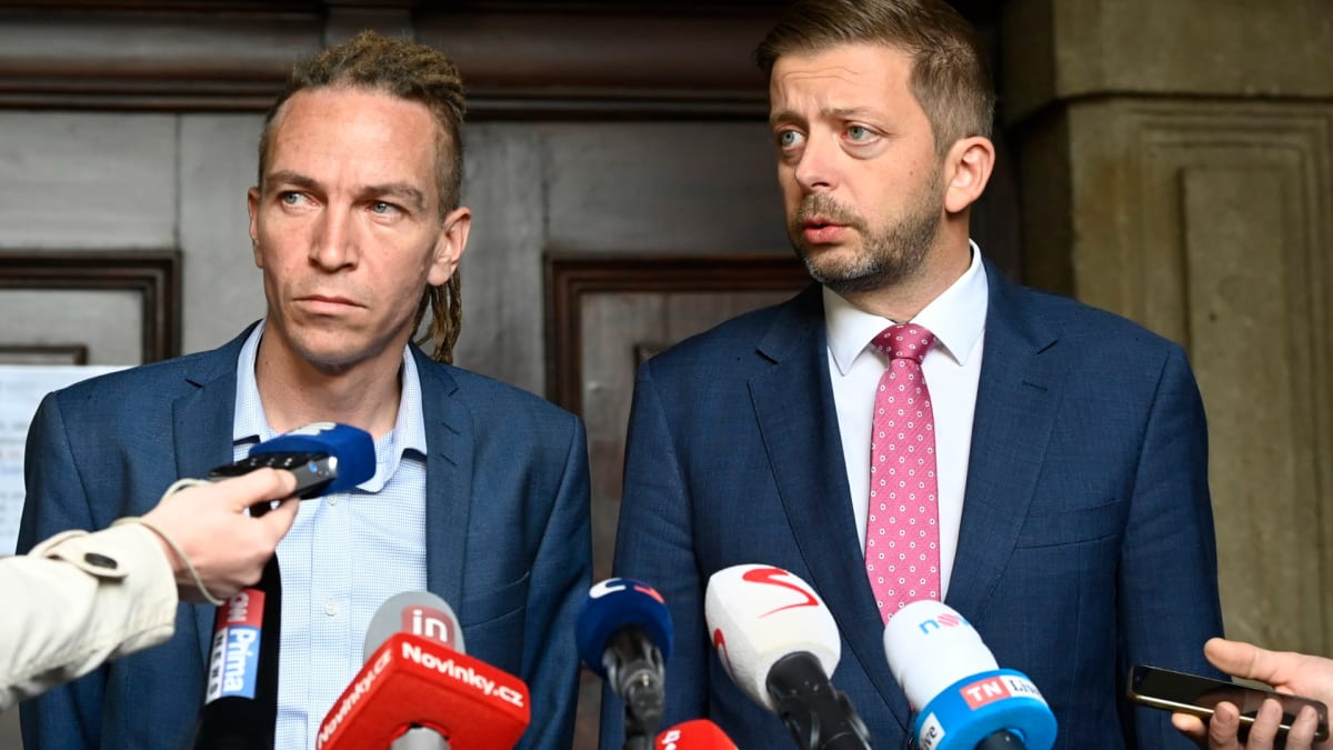 Šéf Pirátů Ivan Bartoš (vlevo) a předseda STAN Vít Rakušan