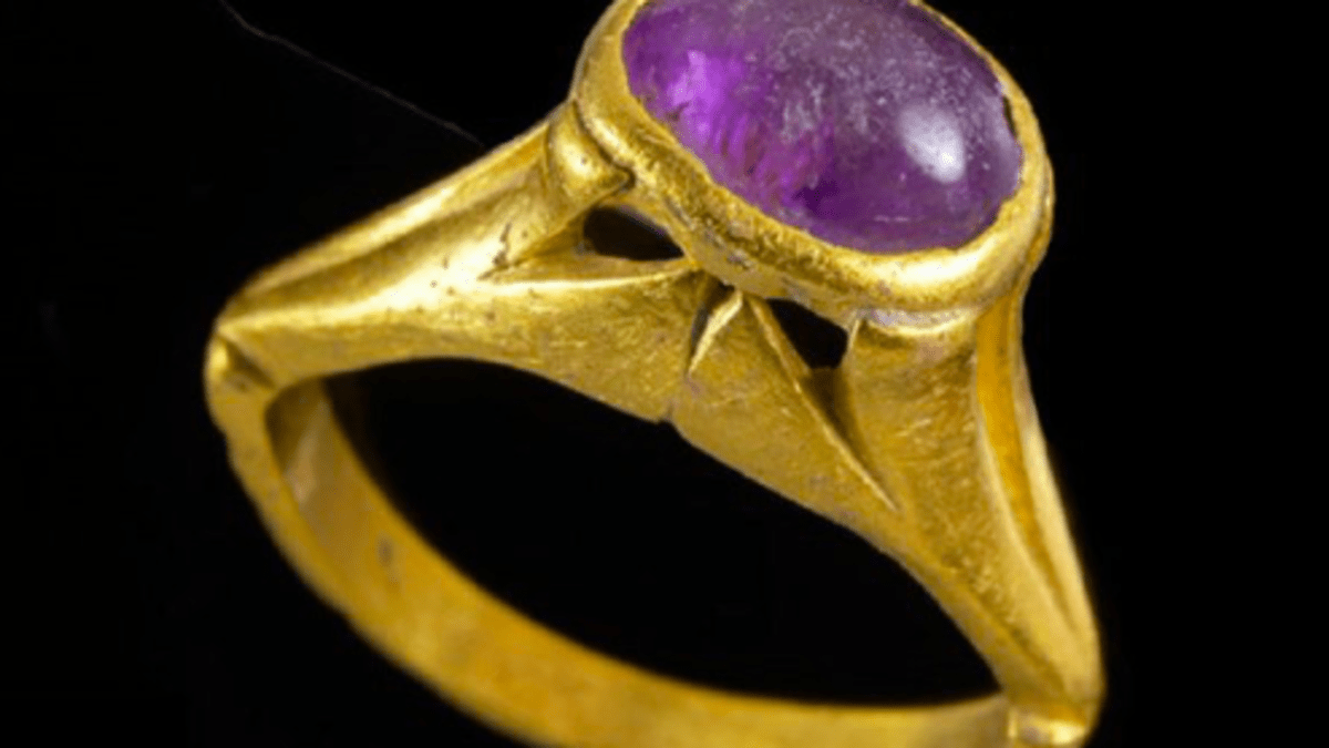 Archeologové objevili starodávný prsten, který měl bránit kocovině