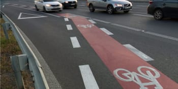 Silnice jako omalovánky. Cyklopruhy v Praze jsou nebezpečné a matoucí, kritizuje expert