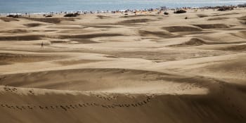 Pláž na Kanárech se stala oblíbeným místem milostných hrátek. Turisté ničí ekosystém