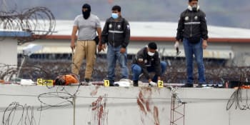 Potoky krve a zoufalí příbuzní. Masakr v ekvádorské věznici nepřežilo 58 trestanců