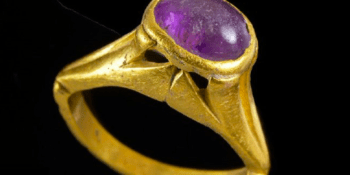 Archeologové objevili starodávný prsten. Kouzelný kámen ametyst měl bránit kocovině