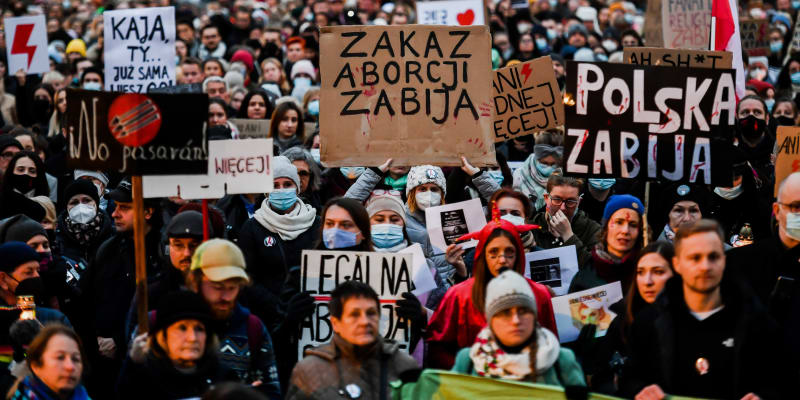 V rámci protestů proti zákazu potratů vyšly v Polsku opakovaně do ulic desetitisíce lidí (snímek z Krakova ze 7. listopadu 2021).