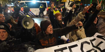 Divoké protesty krotila vodní děla. Nizozemci se bouří proti nově zavedenému lockdownu