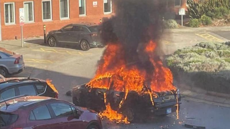 Exploze v Liverpoolu: Hrdinný taxikář odvrátil katastrofu, atentátníka zamkl v autě