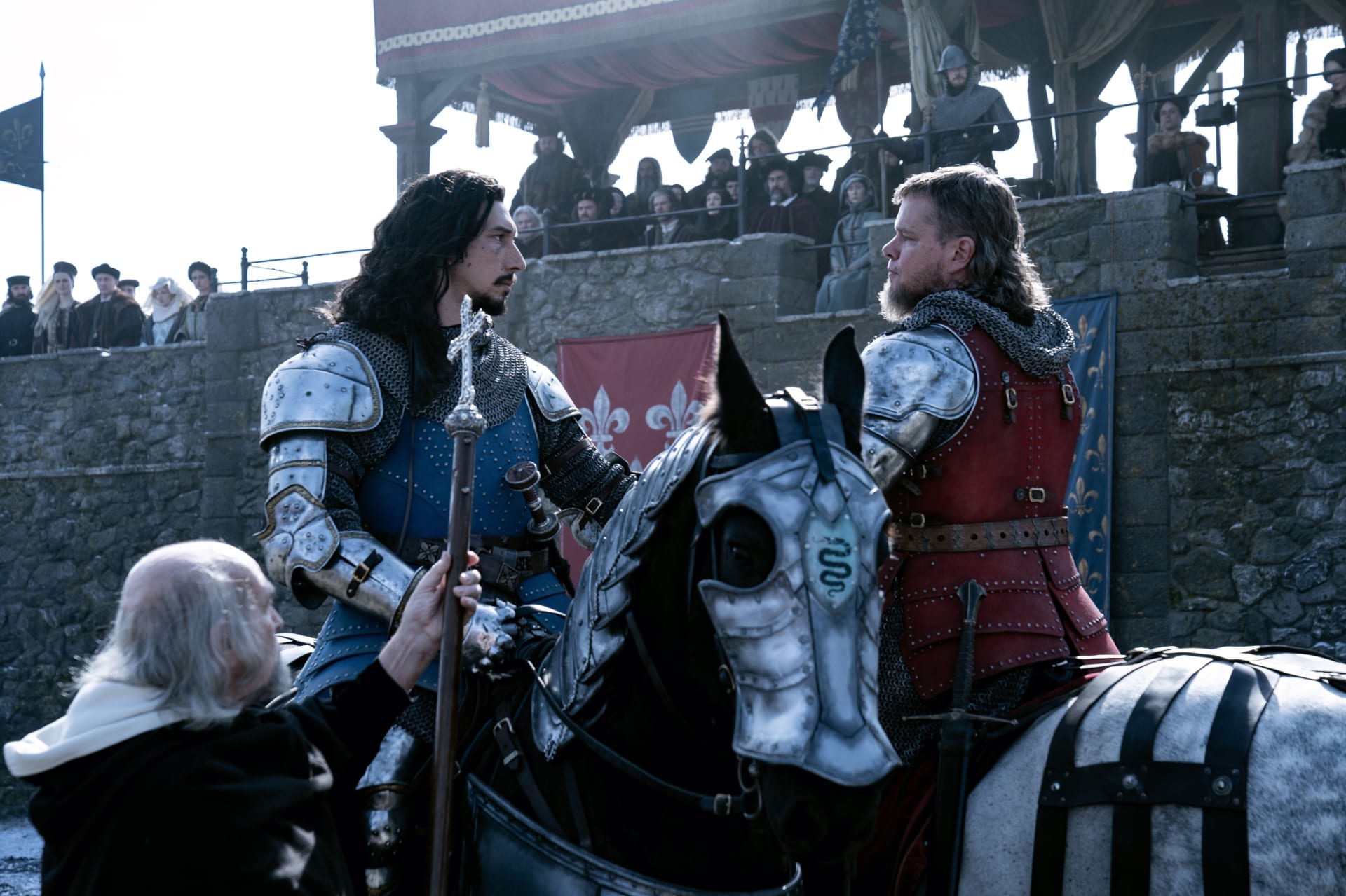 Matt Damon (vpravo) v novém filmu Poslední souboj, který popisuje jeden historicky doložený středověký boží soud.