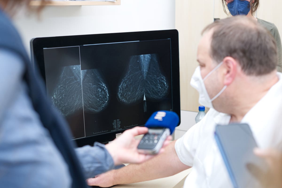 Snímek z mamografického vyšetření lékaři důkladně prohlédnou.