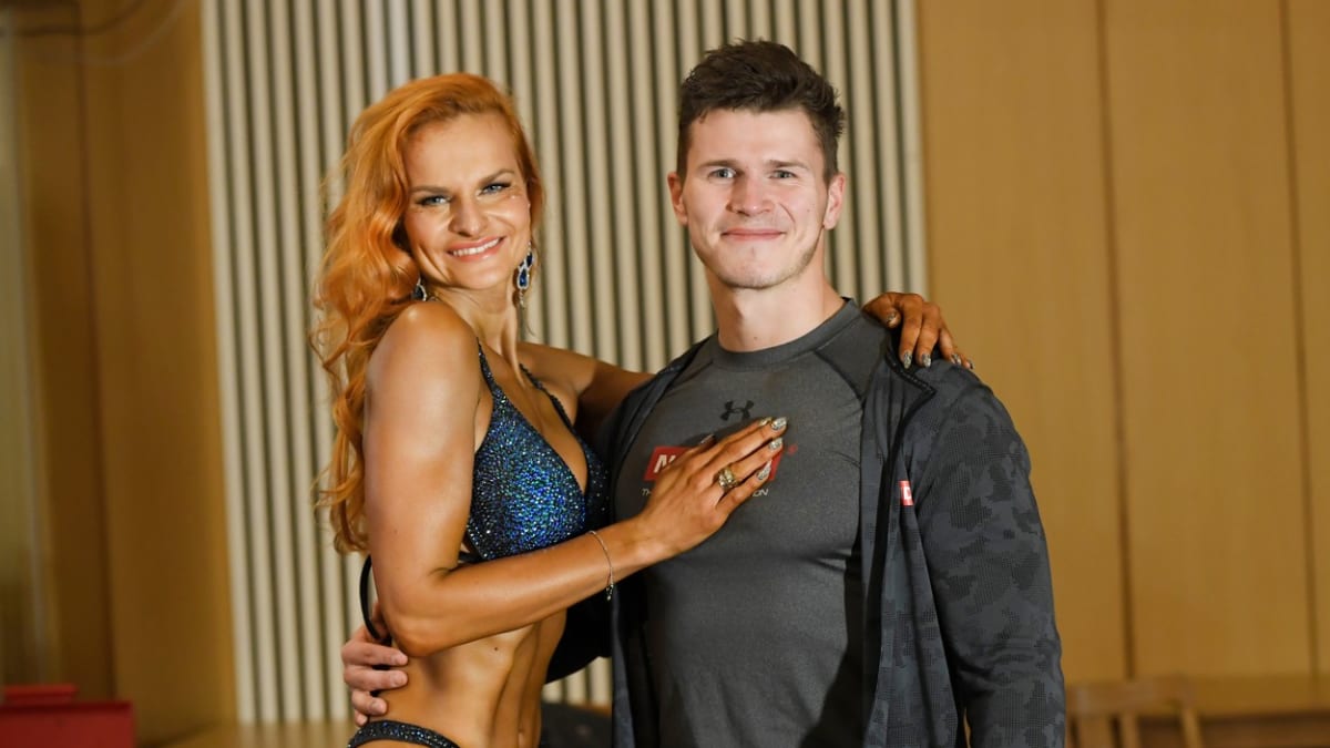 Iva Pazderková se svým trenérem na loňské soutěži Bikiny fitness.