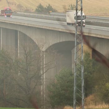 Mladý cizinec po ranní honičce s policisty na dálnici D5 skočil z mostu. V nemocnici bojuje o život.