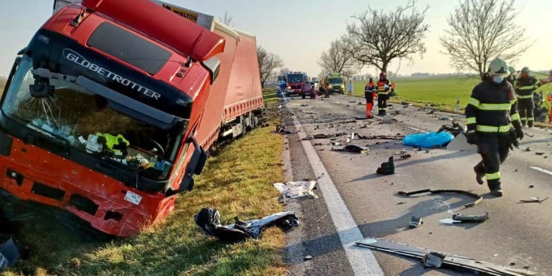 Tragická nehoda si v pátek v Nitranském kraji na Slovensku vyžádala životy dvou mladých lidí.