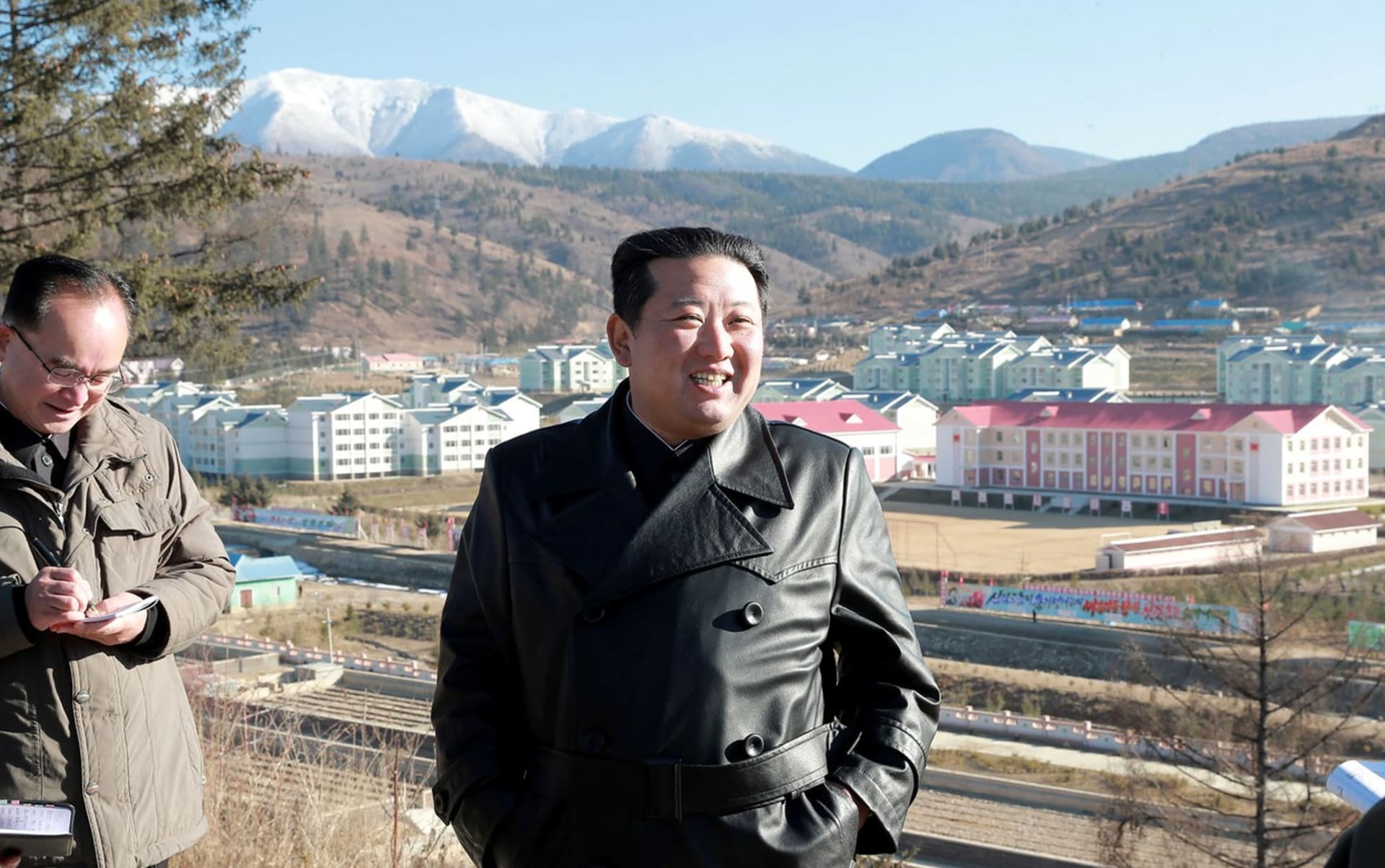 Severokorejský vůdce Kim Čong-un si oblékl černý trenčkot.