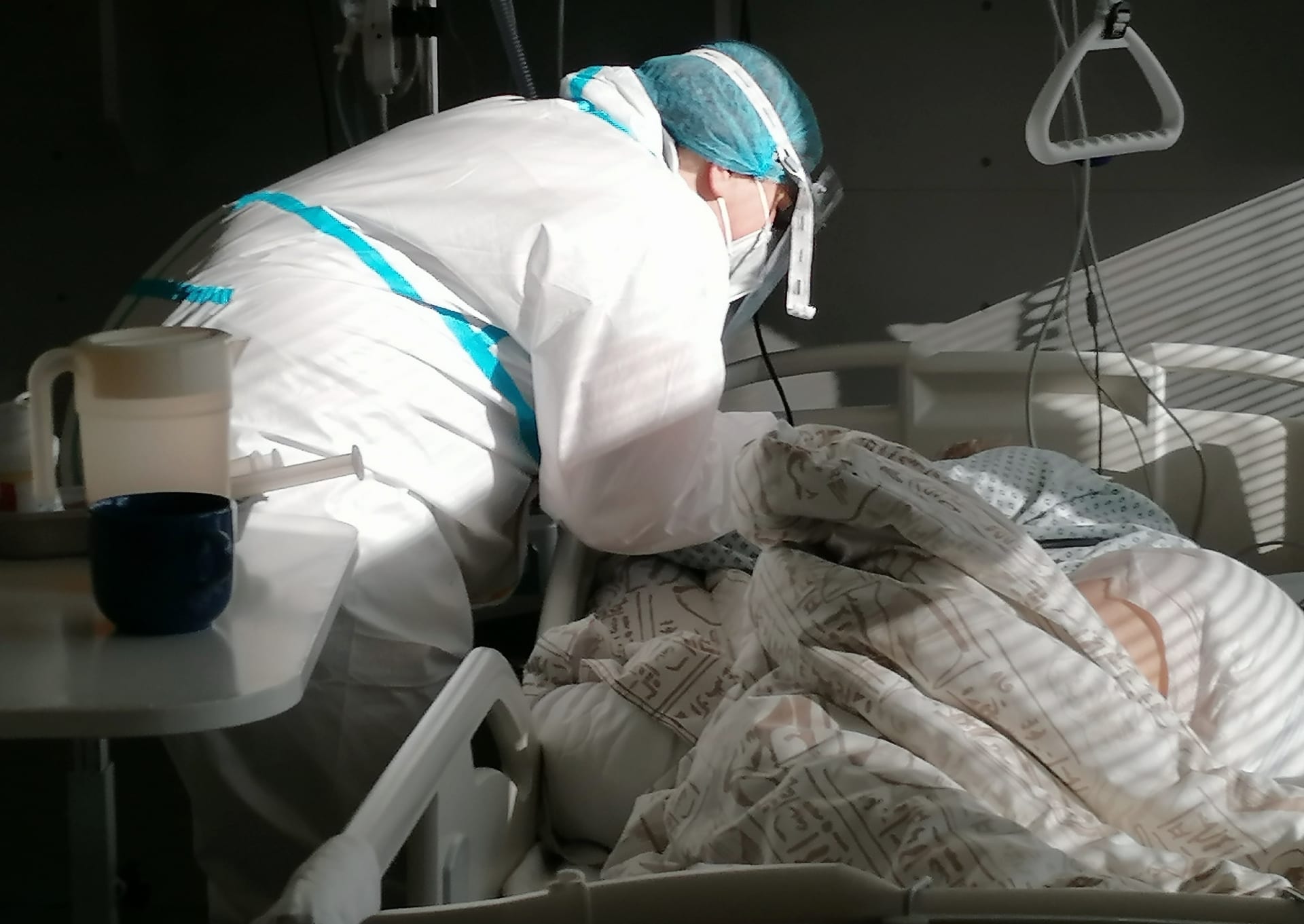 JIPka infekčního oddělení Slezské nemocnice v Opavě. Je 16. listopad dopoledne, před chvíli na oddělení zemřela 36letá pacientka. Lékařka na snímku pečuje o pacienty, kteří ještě mají šanci přežít. 