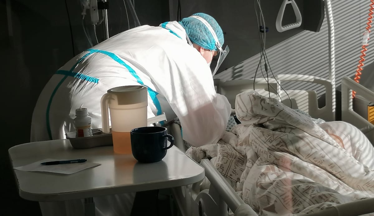JIP infekčního oddělení Slezské nemocnice v Opavě. Je 16. listopadu dopoledne, před chvílí na oddělení zemřela 36letá pacientka. Lékařka na snímku pečuje o pacienty, kteří ještě mají šanci přežít. 