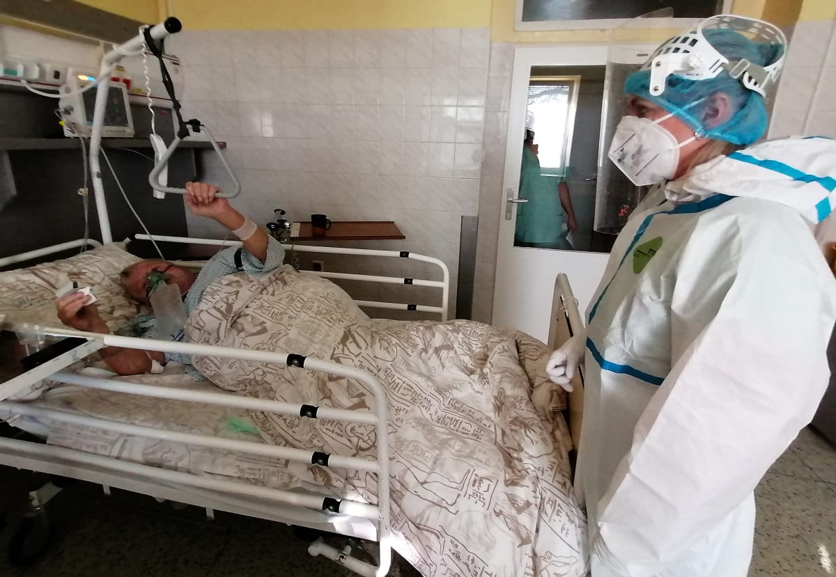 74letý Zdeněk Tížek dosud očkování odmítal. Teď leží na covid oddělení Slezské nemocnice v Opavě a dušuje se, že hned po propuštění zamíří na očkování. 