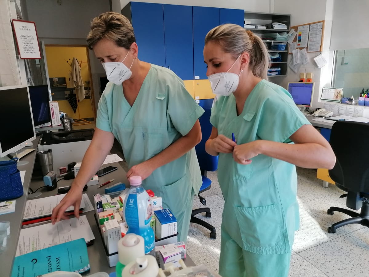 Velín JIP infekčního oddělení Slezské nemocnice v Opavě. Staniční sestra Hana Matoušková (vpravo) a sestra Markéta Dušková.  