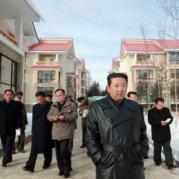 Severokorejský vůdce Kim Čong-un si oblékl černý trenčkot.