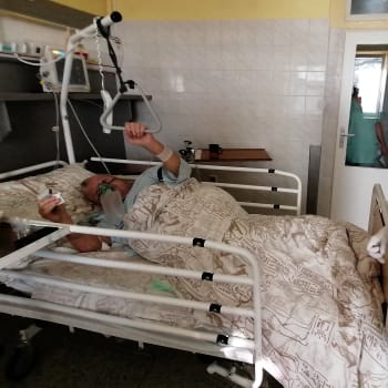 74letý Zdeněk Tížek dosud očkování odmítal. Teď leží na covid oddělení Slezské nemocnice v Opavě a dušuje se, že hned po propuštění zamíří na očkování. 
