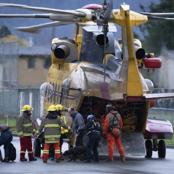 Záchranáři zahájili záchranné mise a lidi transportovali pomocí vrtulníků.