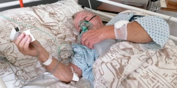 Covidárium zblízka: Právě umřela 36letá neočkovaná, odmítači s kyslíkovou maskou obracejí