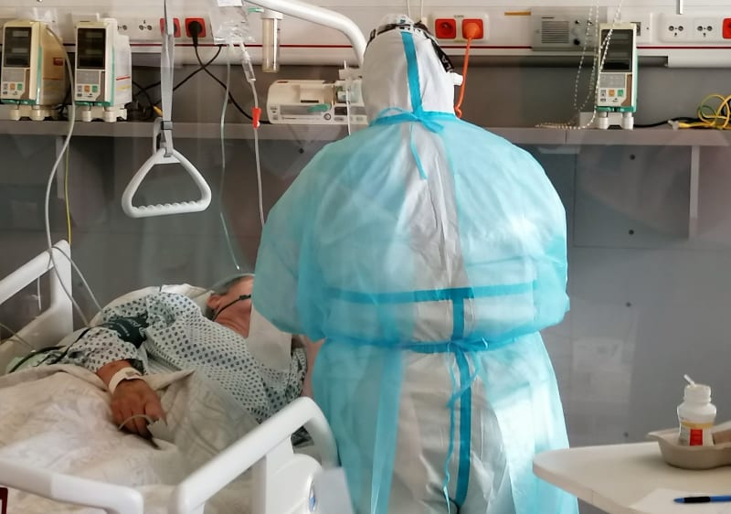 JIPka infekčního oddělení Slezské nemocnice v Opavě. Je 16. listopad dopoledne, před chvíli na oddělení zemřela 36letá pacientka. Lékařka na snímku pečuje o pacienty, kteří ještě mají šanci přežít. 
