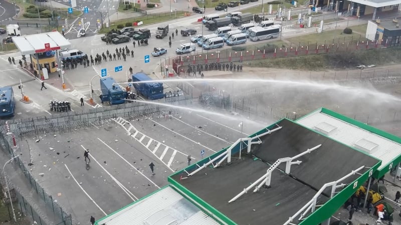 Polská policie použila na migranty vodní děla.