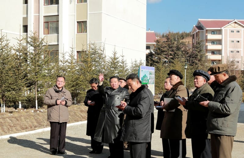 Podobný černý kabát jako Kim nosili v minulosti Hitler i Stalin.