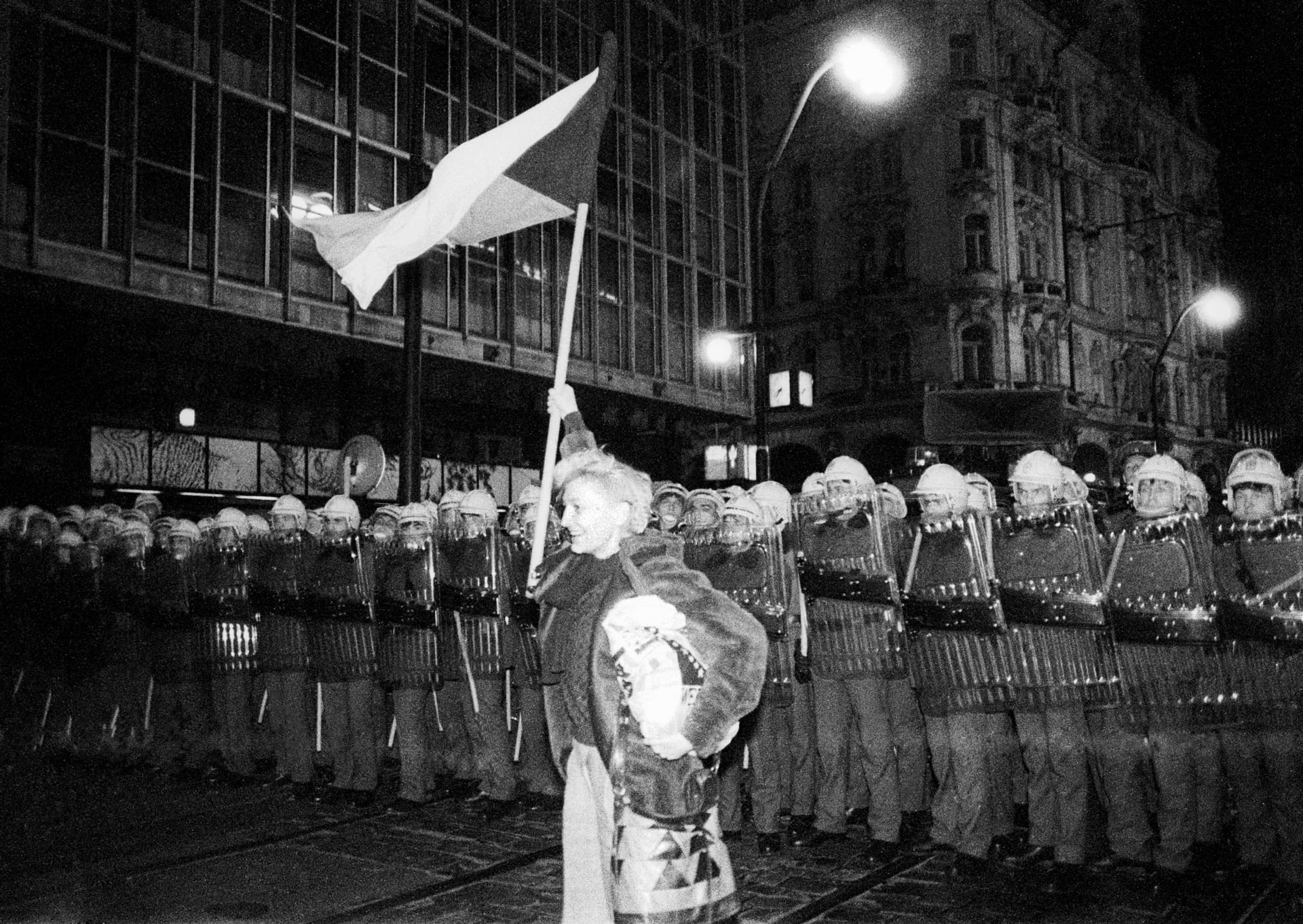 Sametová revoluce začala brutálním zásahem proti demonstrantům ze 17. listopadu 1989, při kterém pořádkové složky nešetřily nikoho, ani ženy.
