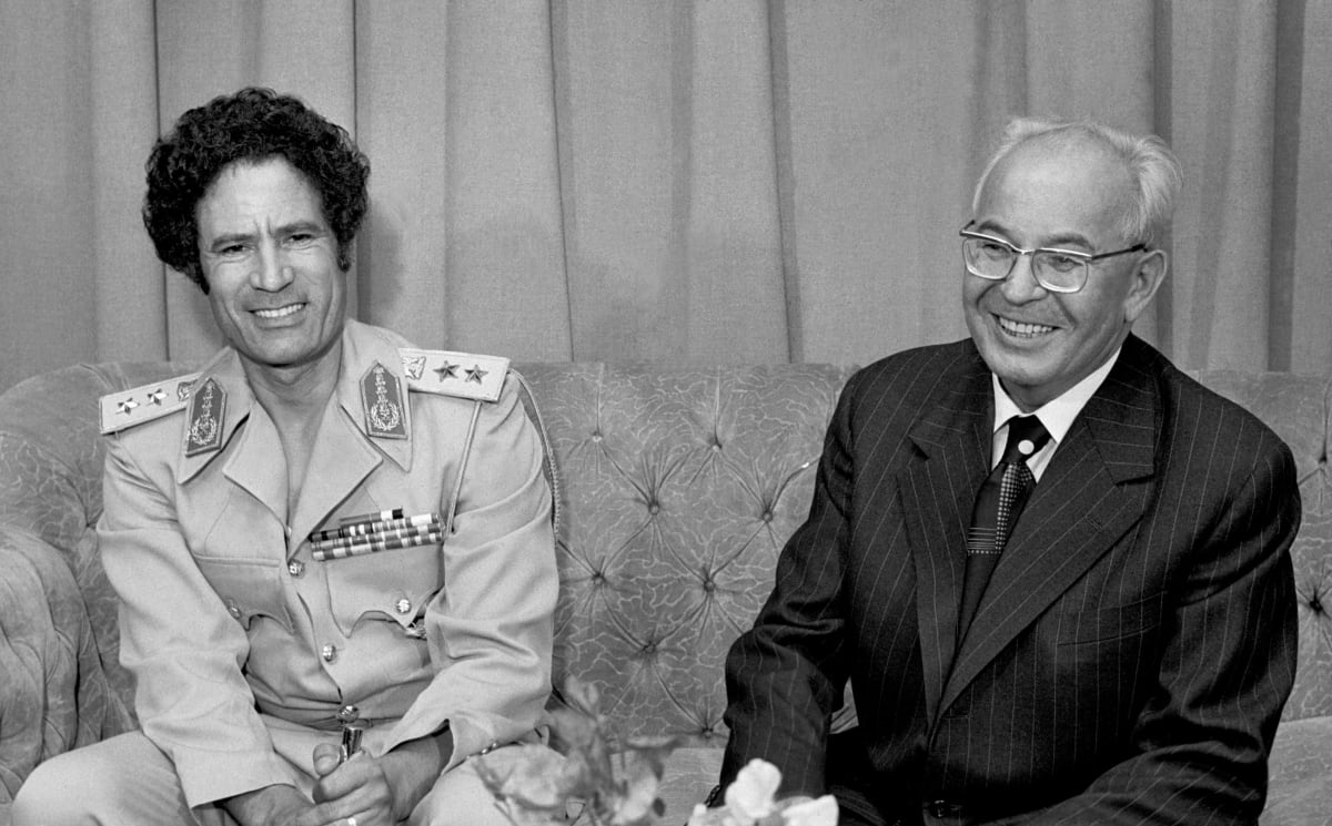 Gustáv Husák společně s mladým Muammarem Kaddáfím.