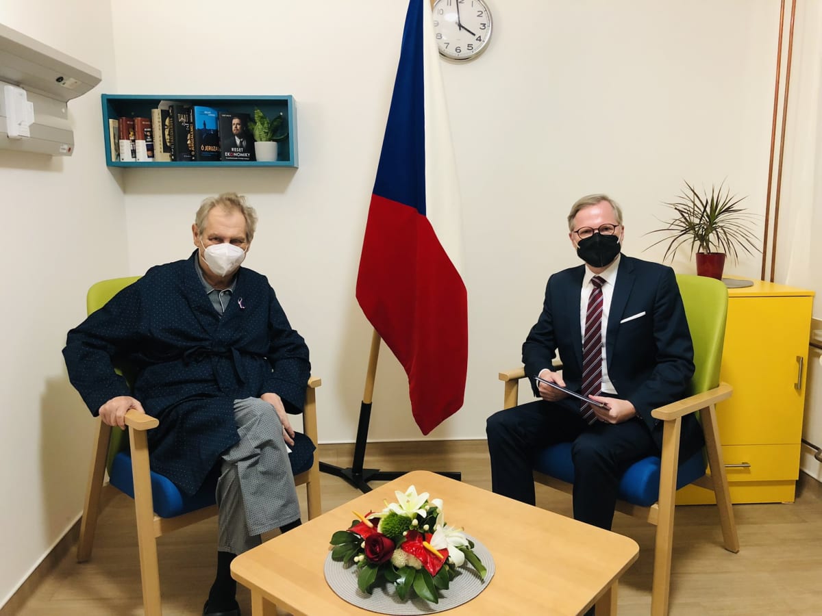 Miloš Zeman v době své hospitalizace na podzim 2021 řešil sestavení nové vlády s šéfem ODS Petrem Fialou přímo v nemocnici.