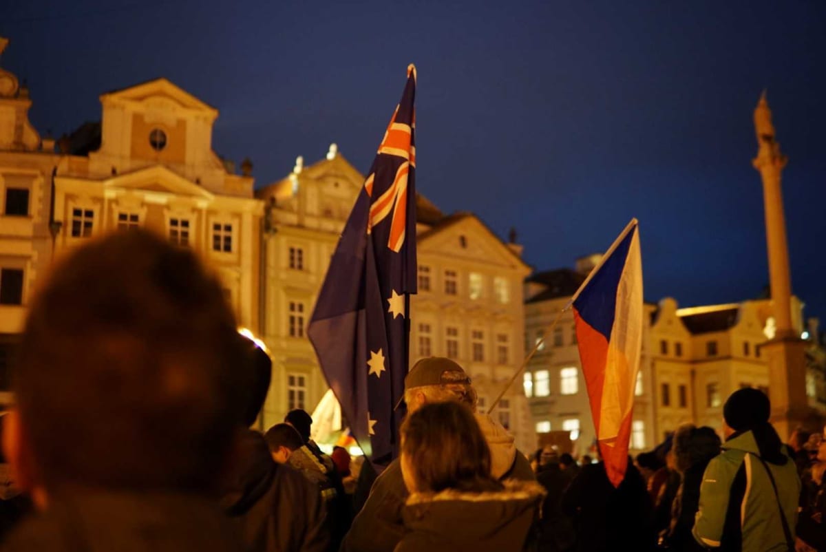 K překvapení a zmatení účastníků se na demonstraci objevila i australská vlajka.