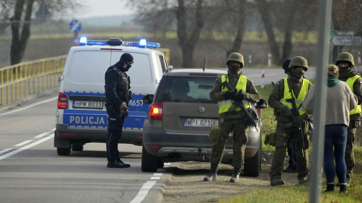 Kontrolní stanoviště polských vojáků a policistů poblíž běloruské hranice (ilustrační foto)