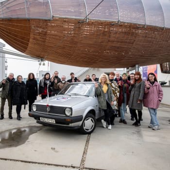 Havlův originální Volkswagen Golf z roku 1987 vyrazil ráno ve středu 17. listopadu z galerie DOX přes zastávku na Hradčanském náměstí do kavárny Slavia, kde proběhla neveřejná vzpomínková akce.