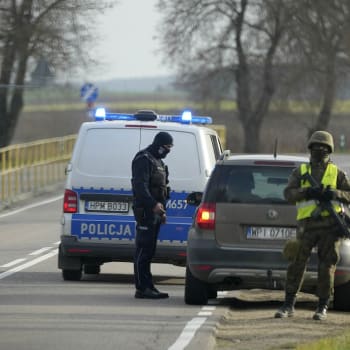 Kontrolní stanoviště polských vojáků a policistů poblíž běloruské hranice 