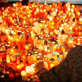 Svíčky na Národní třídě při výročí Sametové revoluce