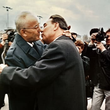 „Soudružský polibek“ Gustáva Husáka s Leonidem Brežněvem.