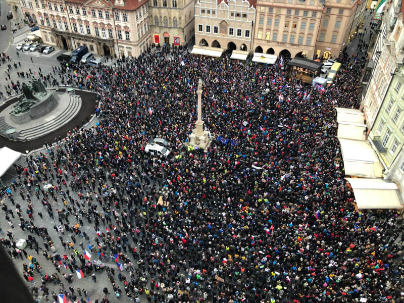 Rok 2021 s sebou přinesl i řadu demonstrací. Na snímku je zachycen protest uskupení Chcípl PES ze 17. listopadu. Po celém Česku se jich však v průběhu roku uskutečnilo několik stovek.